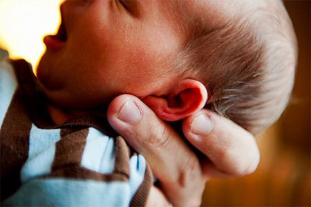 ¿Por qué los bebés tienen las orejas tan blandas?