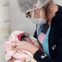 El emotivo gesto de una enfermera argentina que amamantó a un bebé cuya madre se encontraba indispuesta tras el parto
