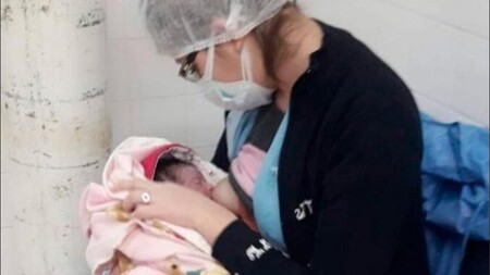 El emotivo gesto de una enfermera argentina que amamantó a un bebé cuya madre se encontraba indispuesta tras el parto