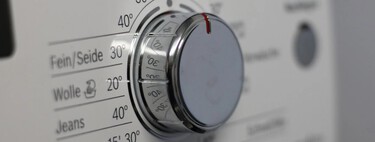 Lavar la ropa a menos de 40ºC ahorra luz, pero tiene consecuencias indeseadas que no todo el mundo conoce 