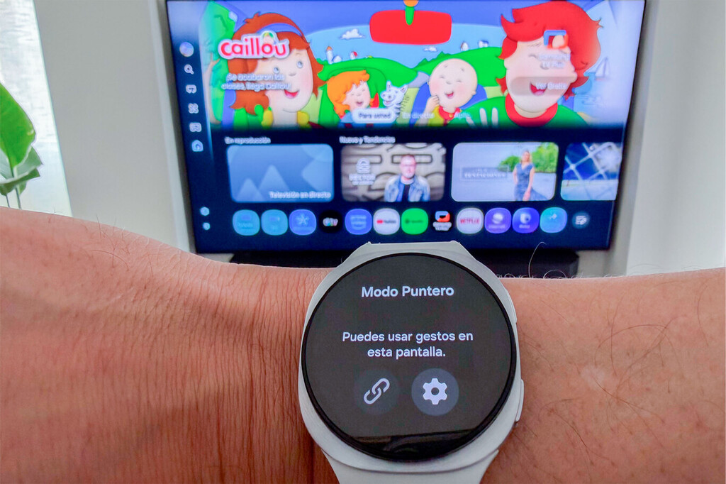 He probado a usar el Galaxy Watch como mando por gestos de mi tele: una gran idea con detalles por pulir