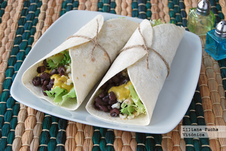 Burritos vegetarianos de alubias negras con arroz integral. Receta saludable