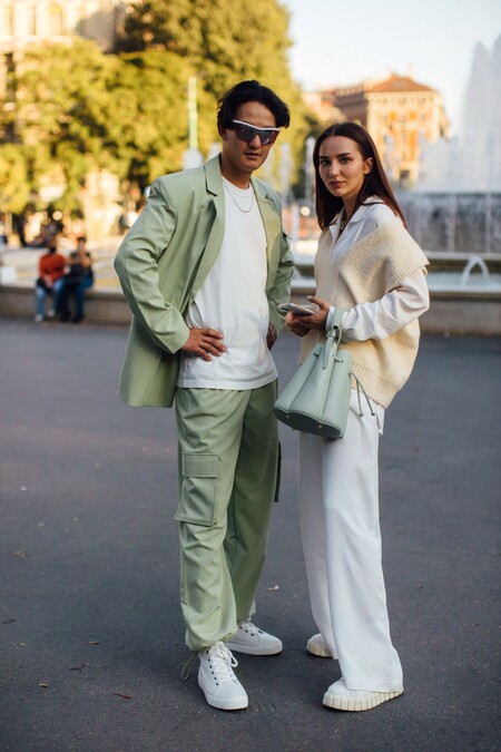 Estos looks con zapatillas blancas demuestran que son la mejor elección del streetstyle de la semana