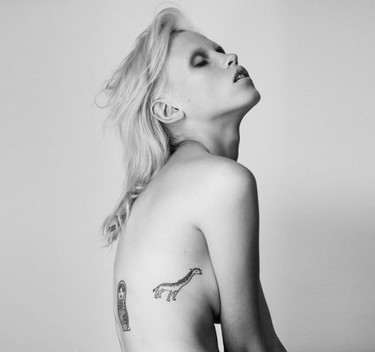 Una selección con los mejores tatuajes gráficos miniatura ocultos por todo el cuerpo