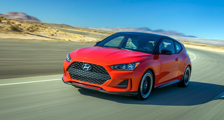 ¡Vuelve la asimetría! El Hyundai Veloster se renueva y saca músculo, pero mantiene las puertas raras