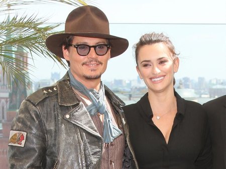 Penélope Cruz e Indiana Jones... digo Johnny Depp, llegan a Europa