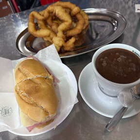 80 años de churros, chocolate y pitufos en Perchel Sur: así mantiene Los Valle el clásico desayuno de Málaga 
