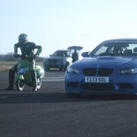Una Vespa 150 Special contra todo un BMW M3 de 430 CV: la carrera más desigual de la historia y un vídeo delirante 