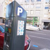 Madrid estrena sitios calientes para aparcar: así funcionan las plazas de alta rotación pintadas de azul y blanco