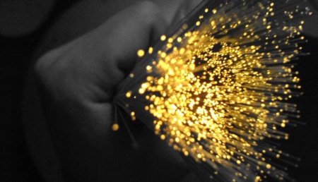 La CMT obliga a Telefónica a compartir sus conductos de fibra óptica con las otras operadoras