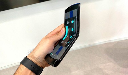 Motorola explica que los bultos en la pantalla del Razr plegable son normales