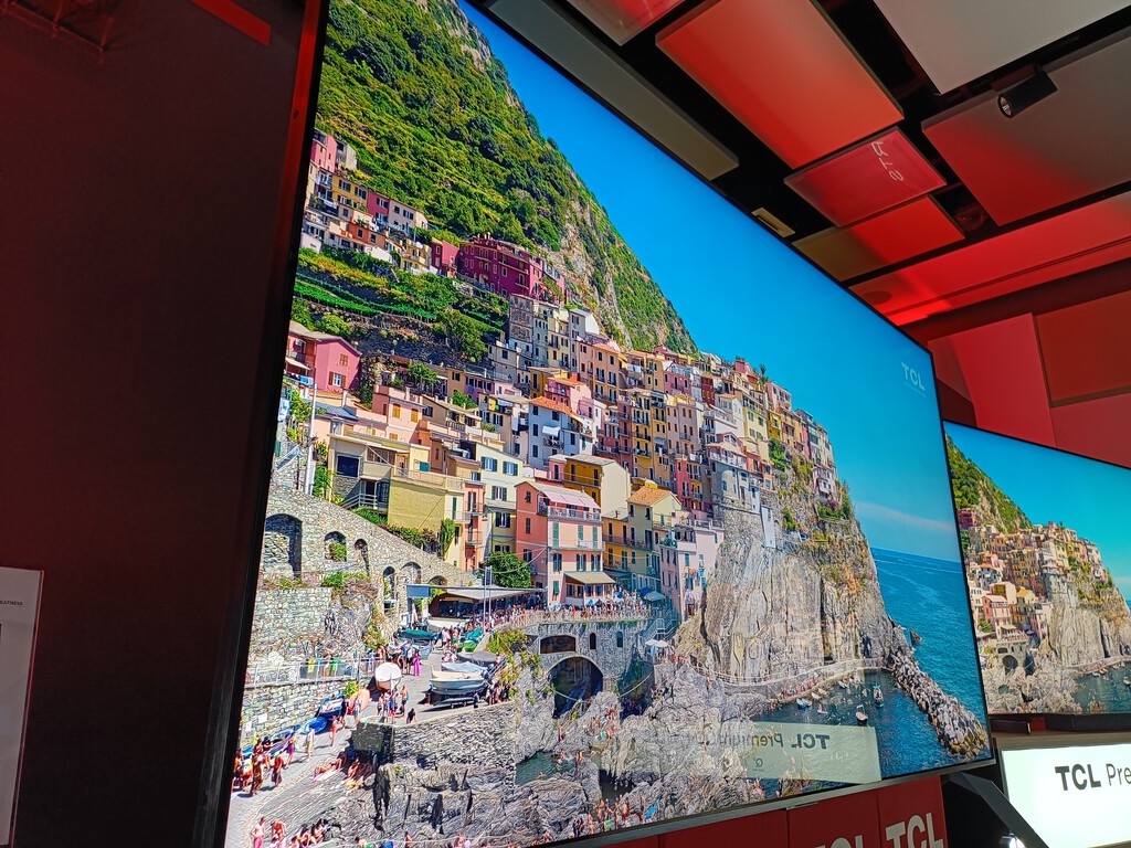 Aún son grandes desconocidas, pero TCL y Hisense van a por todas en teles. Samsung y LG luchan contra colosos (y están cayendo) 