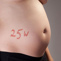 Semana 25 de embarazo: ya tiene pestañas y abre y cierra los ojos