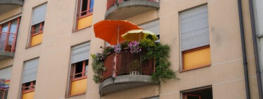 Qué puedes hacer si tu vecino usa la terraza como trastero, según la Ley de Propiedad Horizontal