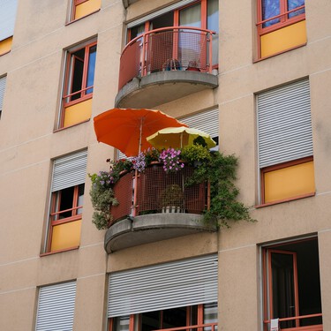 Qué puedes hacer si tu vecino usa la terraza como trastero, según la Ley de Propiedad Horizontal