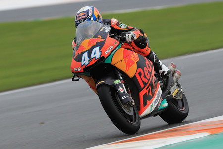 Miguel Oliveira gana una carrera de supervivencia e Iker Lecuona hace su primer podio en el GP de Valencia