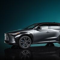 El Toyota bZ4X anticipa un SUV eléctrico con carga solar y volante cuadrado que llegará en 2022