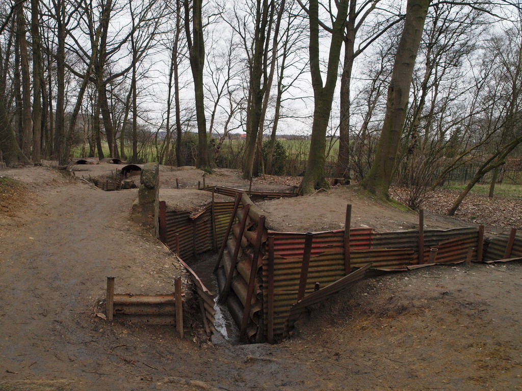Alambre de espino, barro y un silencio fantasmal: así se conservan hoy las trincheras de la Primera Guerra Mundial 