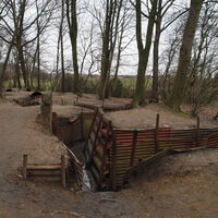 Alambre de espino, barro y un silencio fantasmal: así se conservan hoy las trincheras de la Primera Guerra Mundial 