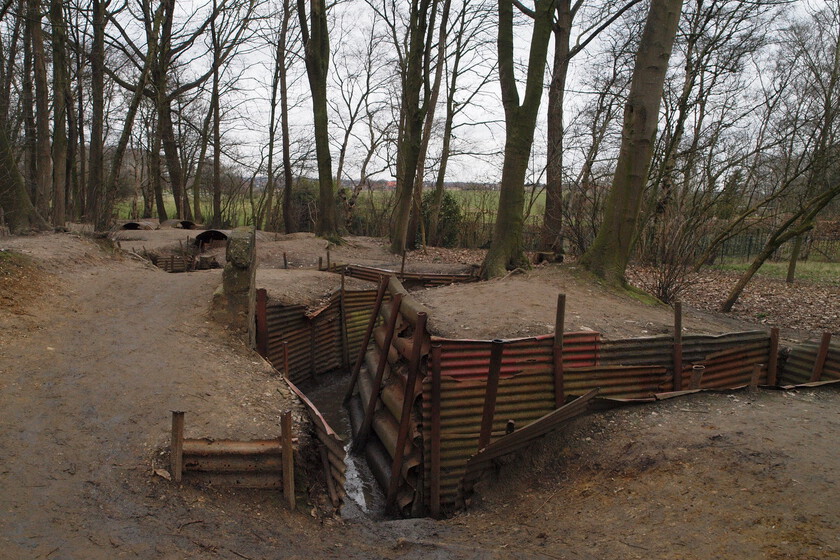 Alambre de espino, barro y un silencio fantasmal: así se conservan hoy las trincheras de la Primera Guerra Mundial