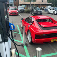 Los retrofit pueden gustarte o no, pero quitarle a un Ferrari Testarossa su V12 para meterle el motor eléctrico de un Tesla tendría que ser delito
