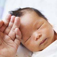 El pelo del recién nacido: cómo es al nacer y cómo será más adelante