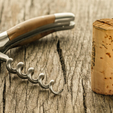 El sacacorchos de Lidl para abrir las botellas de vino sin dramas y sin a penas hacer fuerza