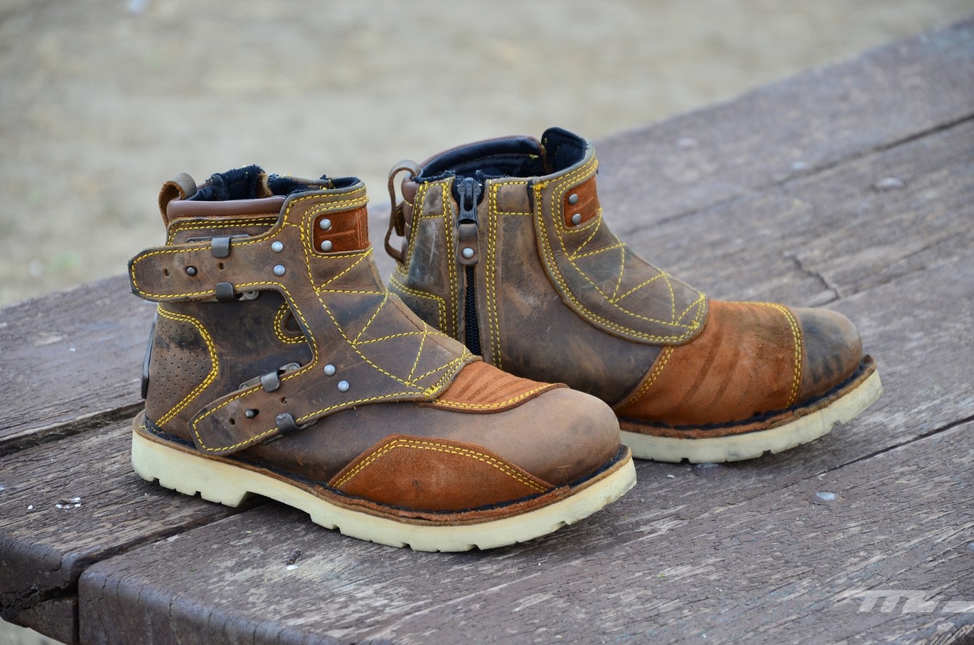 Probamos las botas Icon 1000 El Bajo, un calzado de moto diferente con pinta de tipo duro