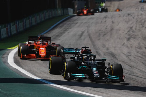 Lewis Hamilton se sube al último tren por el mundial de Fórmula 1 tras otro polémico duelo con Max Verstappen