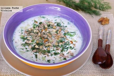Tarator, sopa búlgara fría de yogur. Receta saludable