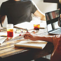 Compañeros o amigos, ¿quién se sienta a tu lado en la empresa? 