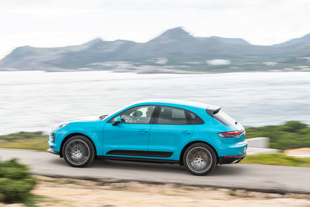 Porsche Macan 2019 lateral trasera en marcha