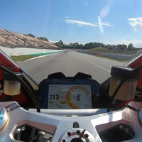 ¡A fondo! Así se mueve Johann Zarco con la Ducati Panigale V4 S de serie en Montmeló, a más de 320 km/h