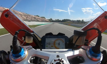 ¡A fondo! Así se mueve Johann Zarco con la Ducati Panigale V4 S de serie en Montmeló, a más de 320 km/h