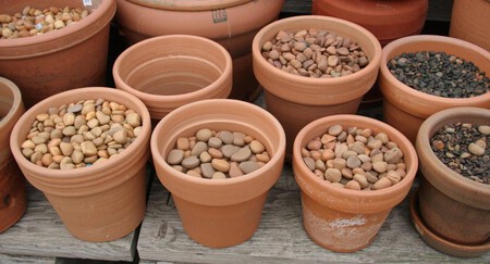 Quita Los Ajujeros Interiores Y Llena De Piedras Hasta Menos De La Mitad De La Maceta