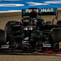 Lewis Hamilton lidera unos entrenamientos marcados por el terrible accidente de Alexander Albon