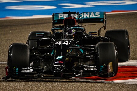 Lewis Hamilton lidera unos entrenamientos marcados por el terrible accidente de Alexander Albon