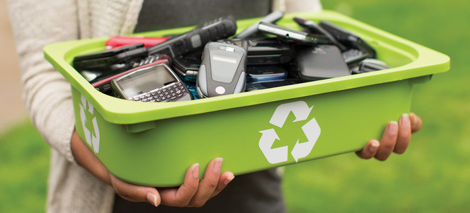 Varios celulares viejos en una caja para reciclar