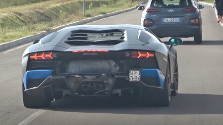 Lamborghini está probando soluciones para sustituir al Aventador... con un Aventador medio desmontado que se pasea por Italia