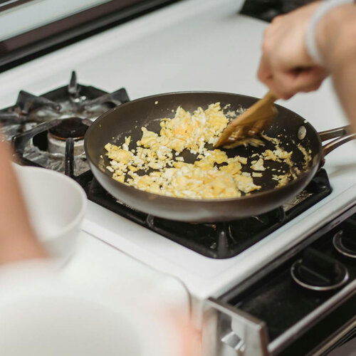 El mejor ingrediente para llevar tus huevos revueltos al siguiente nivel es lo que usa José Andrés para su tortilla francesa 