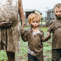 ¡Todos embarrados! La divertida sesión de fotos familiar antes de la llegada de un nuevo bebé