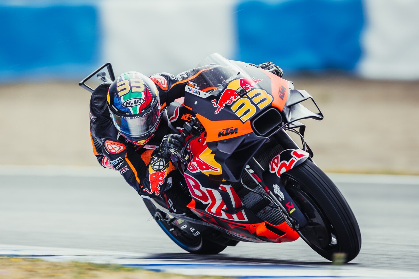 Brad Binder repite victoria al sprint, Dani Pedrosa resiste el ritmo y Aleix Espargaró se cae en Jerez