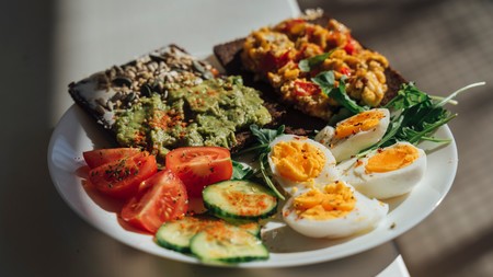 Más proteínas y menos hidratos para no subir de peso durante la cuarentena