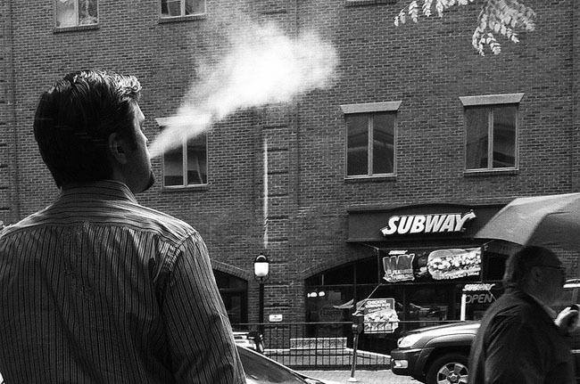 fumando en la calle