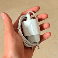 Todos hemos enrollado el cable del iPhone alrededor del cargador: este truco evita que los extremos se acaben rompiendo