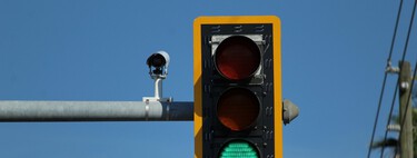 Hay una rotonda colapsando el acceso a Granada. El ayuntamiento quiere arreglarlo poniendo IA en los semáforos