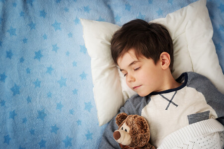 "Mi hijo habla dormido": qué es la somniloquia y cómo afecta este trastorno del sueño a los niños