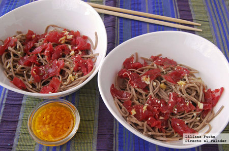 Fideos soba con carpaccio de ternera y aliño picante. Receta