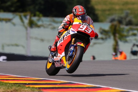 MotoGP Alemania 2015: Danny Kent, Marc Márquez y Sam Lowes primeros en 'Sánchez-Ring'