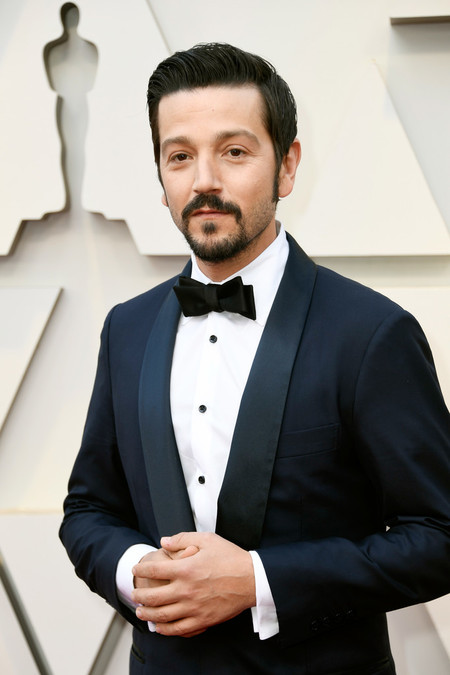 Diego Luna se enfunda en la simpleza elegante de un smoking premios Óscar 2019